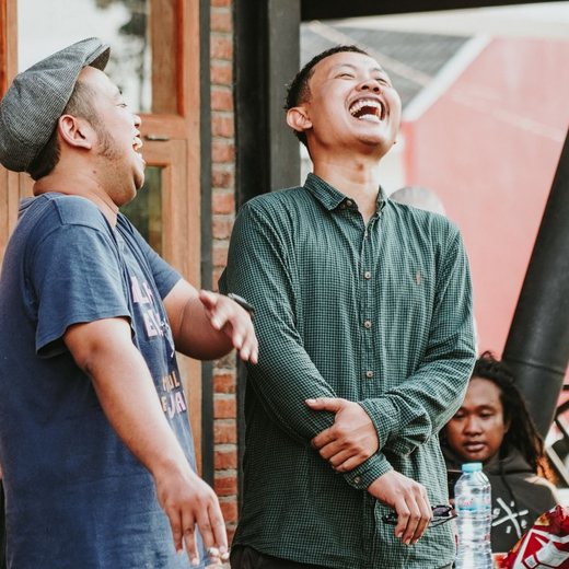 Tawa lepas sahabat lama