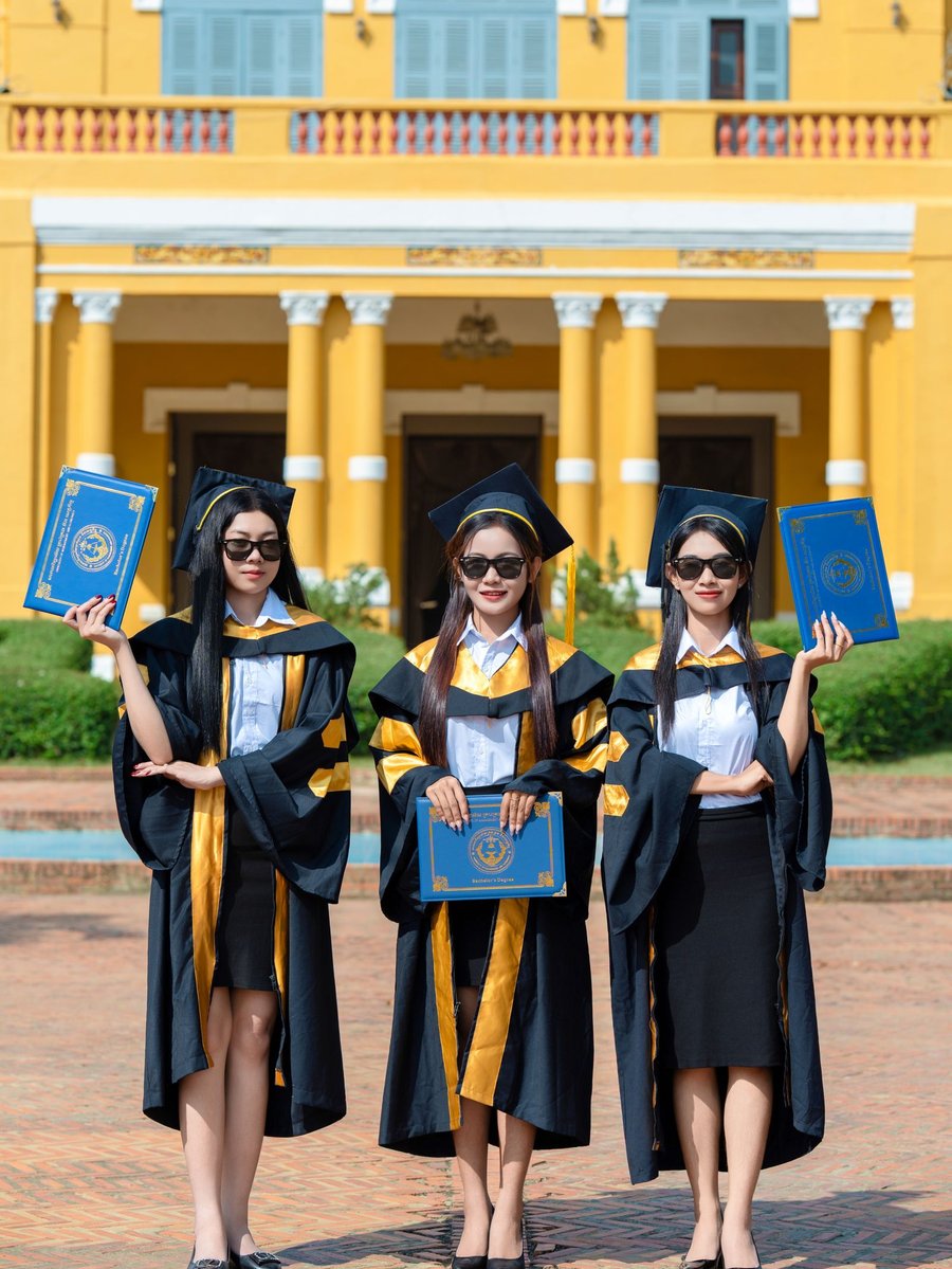 Para wisudawan membawa ijazah
