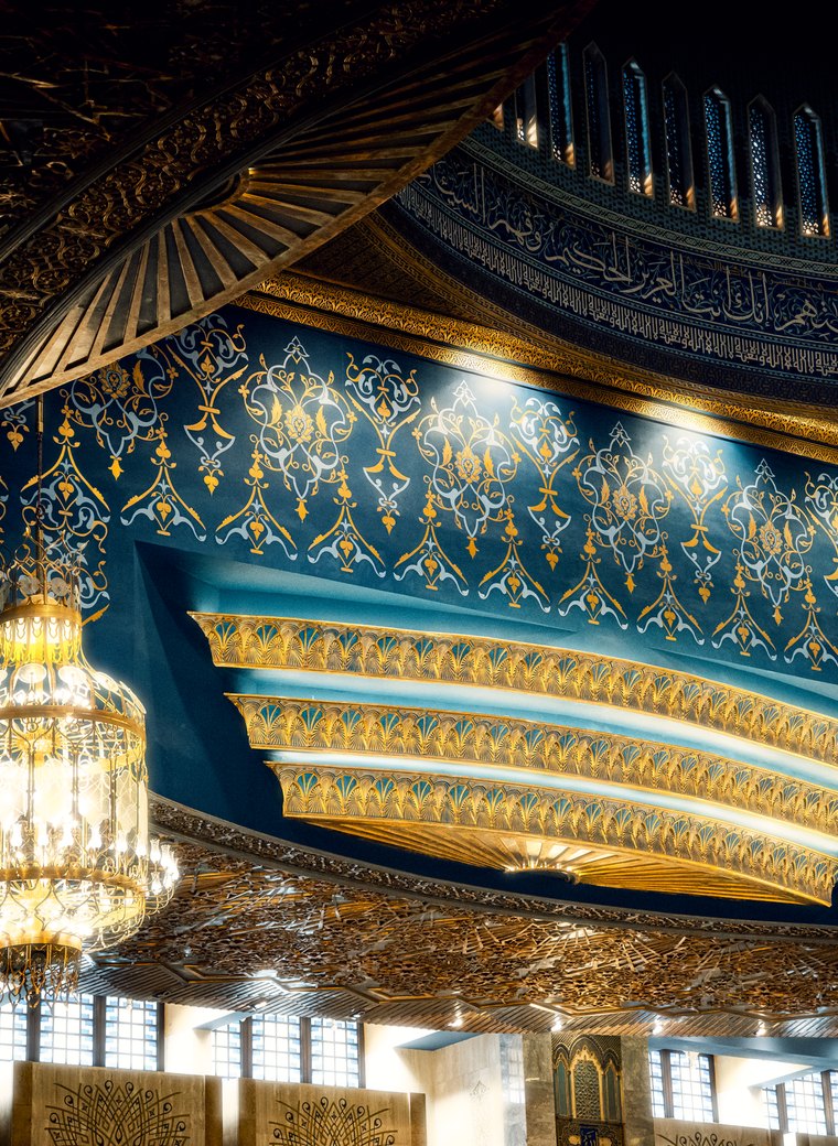 Interior masjid bernuansa biru dan emas