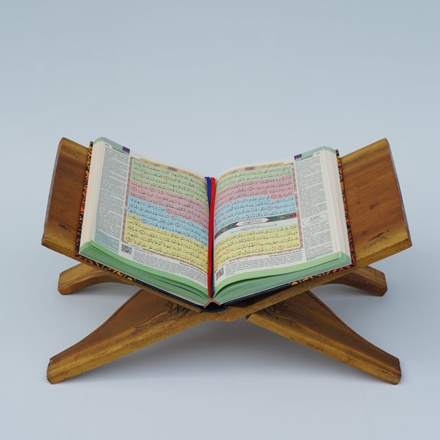 Mushaf Al-Qur'an di rehal