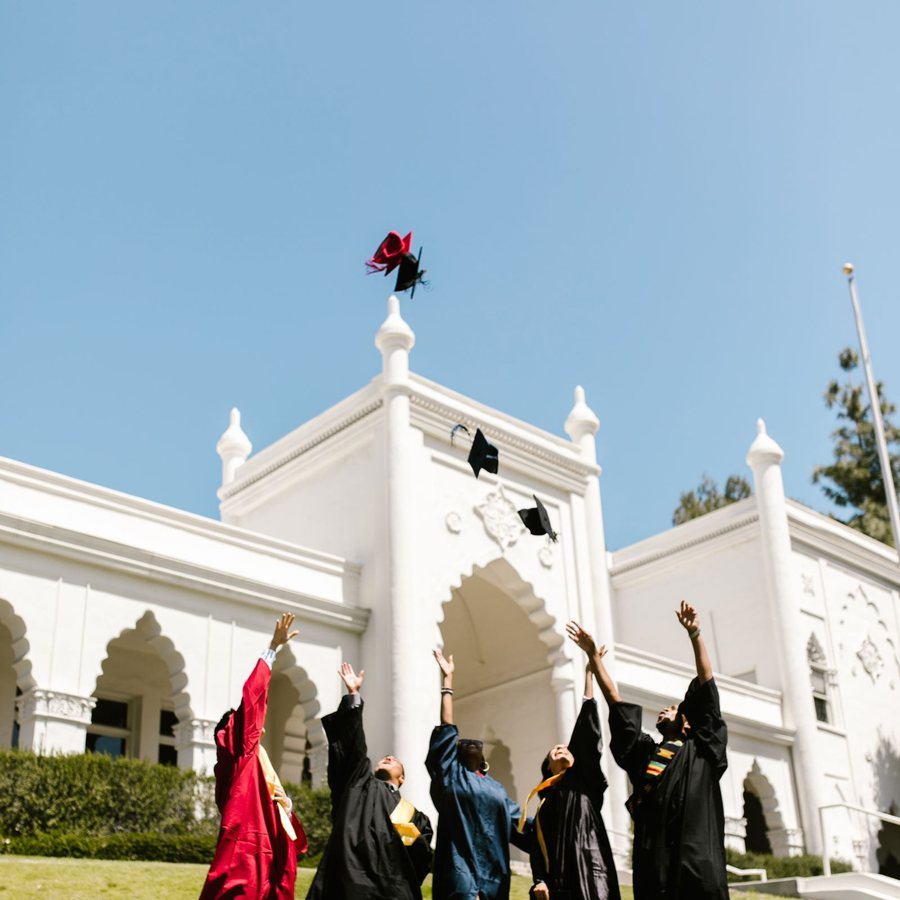 Wisudawan berfoto bersama