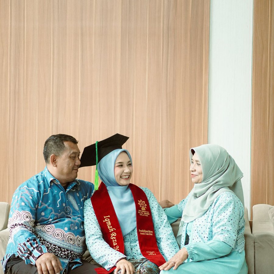 Momen pelemparan toga