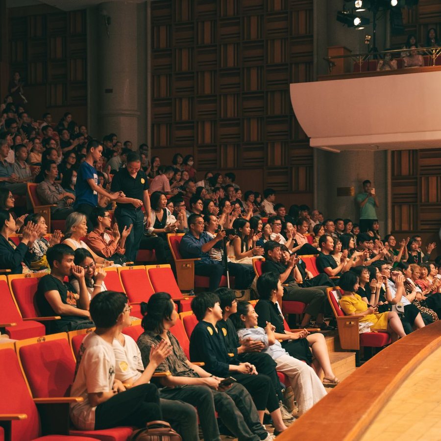 Suasana panggung pentas seni