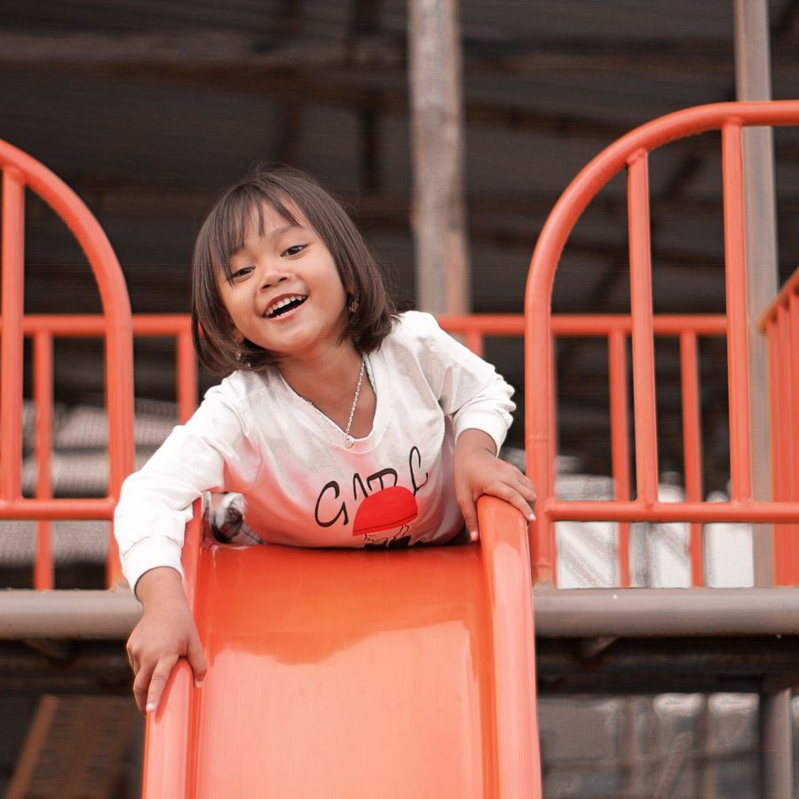 Ananda tersenyum