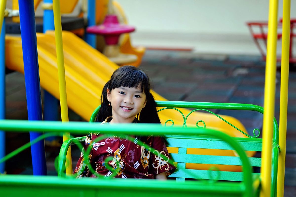 Ananda tersenyum