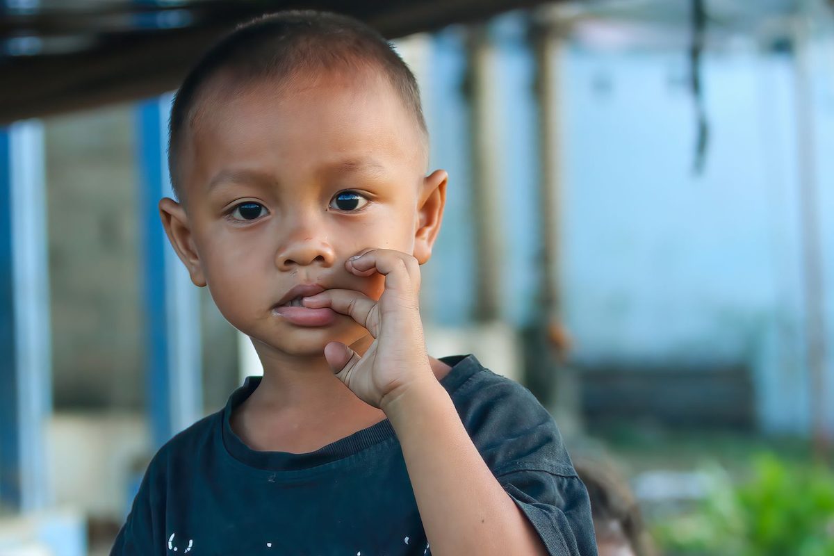 Ananda tersenyum